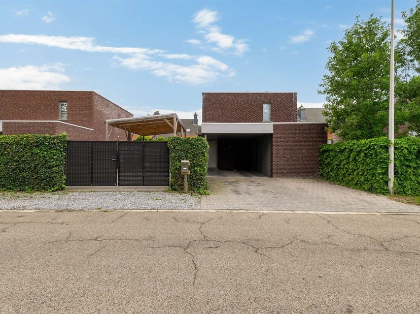 Dans un quartier résidentiel extrêmement calme et accueillant pour les enfants, vous trouverez cette maison individuelle de 2007 prête à être emménagé