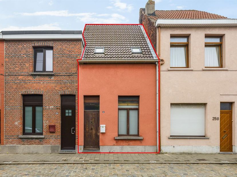 Locatie: Deze woning is gelegen in de Krugerstraat in Hoboken, op een centrale en vlot bereikbare locatie. Op wandelafstand van het centrum met tal va