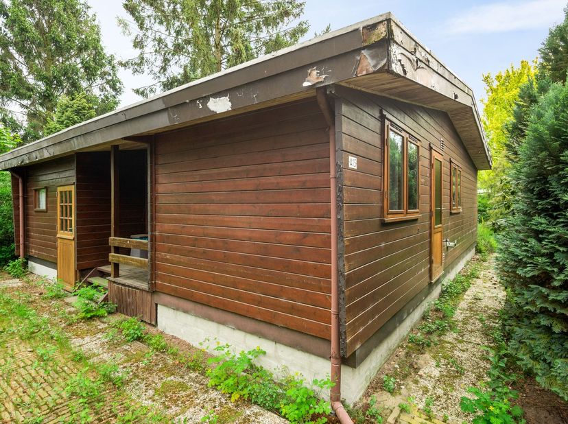 Gezellige chalet met 3 slaapkamers<br />
<br />
!Alle inboedel blijft!<br />
<br />
Ligging<br />
<br />
Deze charmante chalet/vakantiewoning is
