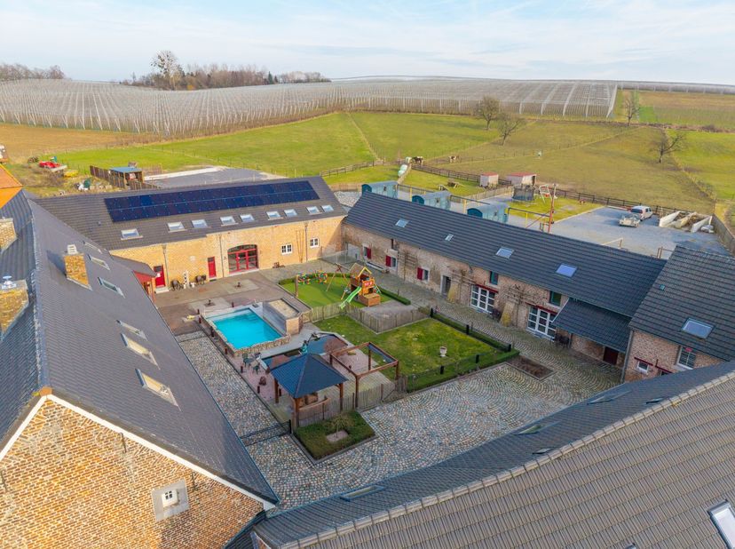 Deze kwalitatief gerenoveerde historische vierkantshoeve uit 1857, gelegen op een rustgevende landelijke locatie, verrast u ongetwijfeld vanaf het mom