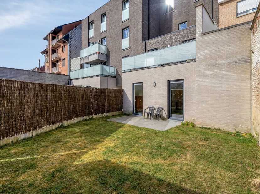 Instapklaar, modern en met een uitzonderlijke troef die je zelden in het centrum vindt: dit recent volledig geschilderde appartement combineert comfor