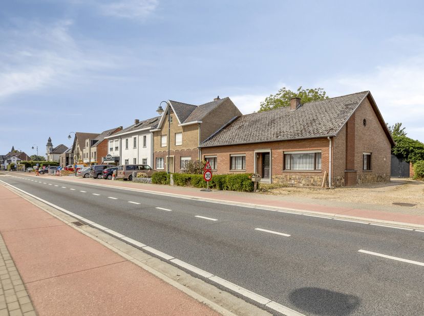 Deze te renoveren woning is gunstig gelegen langs een doorgaande weg, op een boogscheut van het centrum van Oudsbergen. <br />
Dankzij de centrale lig