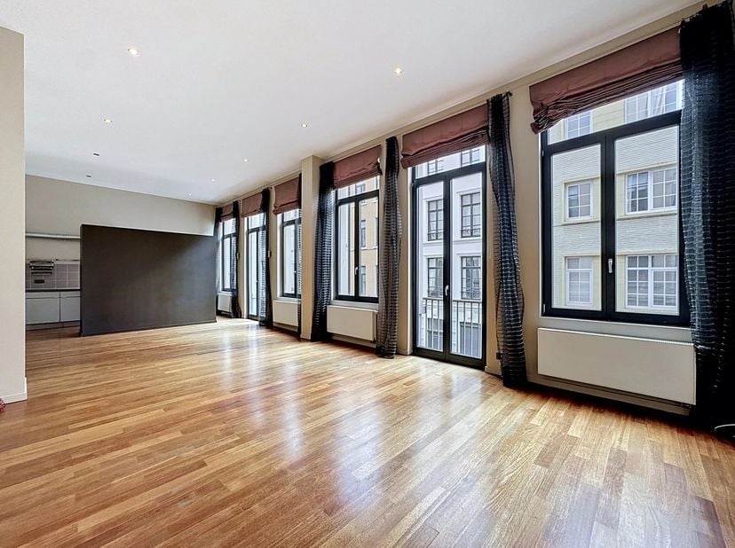 Bien présenté par Mike Doolaeghe - Tél. : +32 471 65 85 85 - E-mail : mike.doolaeghe@victoire.be<br />
Victoire Junot vous propose ce bel appartement