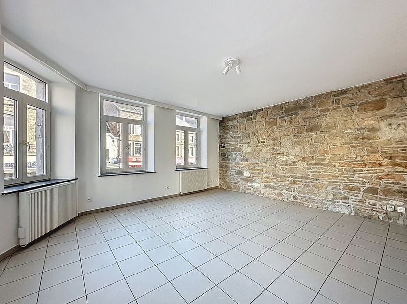 SOUS SOL de &amp;plusmn; 36m&amp;sup2; :<br />
- 2 caves de &amp;plusmn; 12,5m&amp;sup2; et 19,5m&amp;sup2; sur carrelage,<br />
REZ DE CHAUSSEE (commercial) de &amp;plusmn;