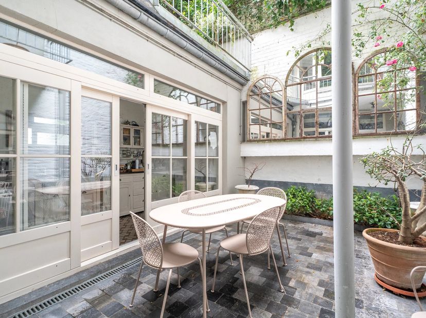 Victoire Junot stelt u, in de gegeerde Louizawijk, deze mooie woning van ± 300 m² volgens het EPC voor, grondig gerenoveerd in 2001, met een binnenpla