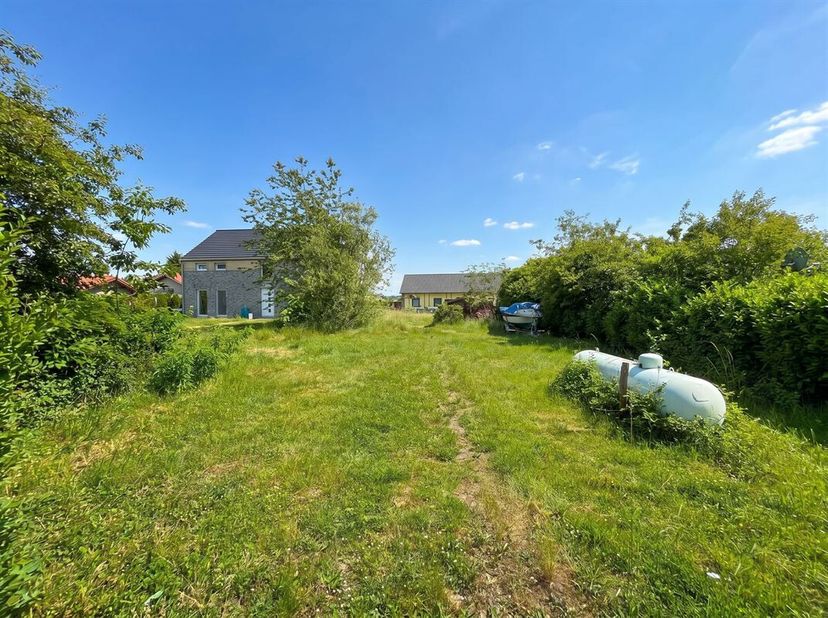 MCA Immobilier vous propose à la vente ce beau terrain situé à Noiseux. Dune superficie de 638 m², il bénéficie dune largeur à rue de 15m et dune prof