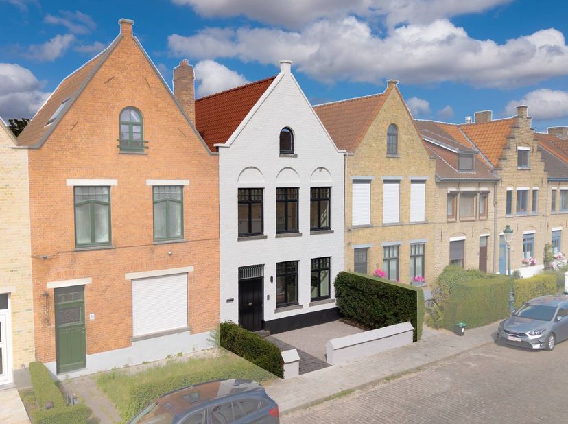 Deze totaalrenovatie in de Albrecht Rodenbachstraat combineert modern wooncomfort met een uitstekende ligging nabij de Kruisvest. <br />
<br />
Indeli