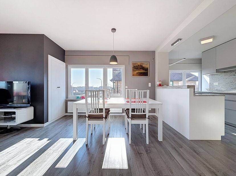 Appartement meublé dans une petite résidence sans ascenseur, situé au calme tout en étant très central à Nieuport-Bad, à quelques pas de la mer, des c