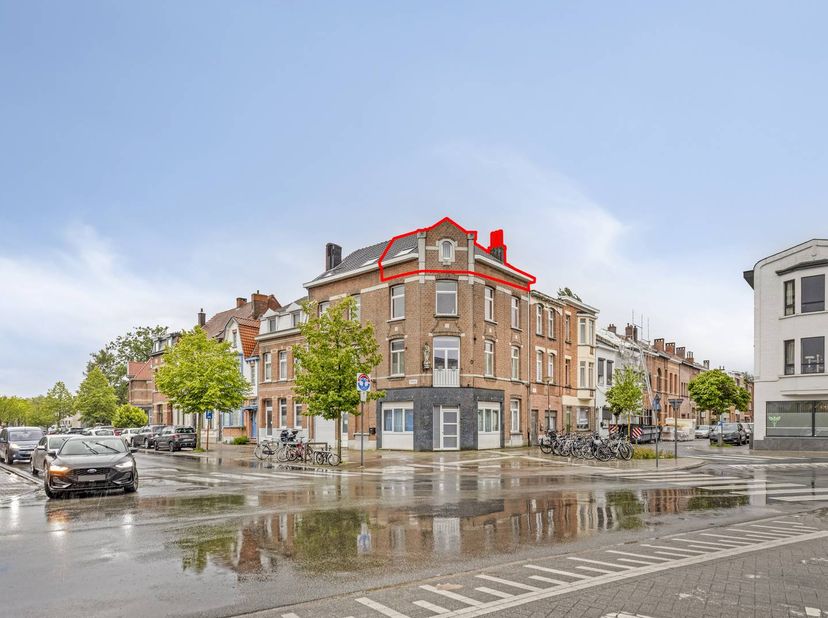 Ontdek dit appartement te koop in Merksem op de derde verdieping aan de Deuzeldlaan. Dit gezellig vastgoed bereikt u via de trap. De indeling bestaat
