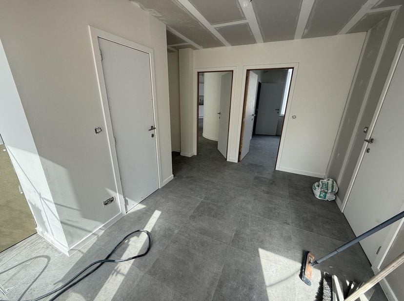 In de Stadenstraat, de verbindingsweg tussen Zarren en Staden, bevindt zich deze volledig gerenoveerde woning. Er werden zeer kwaliteitsvolle material