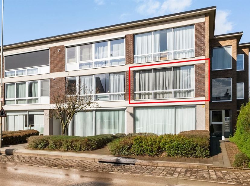 Dit op te frissen en lichtrijke appartement met garage is gelegen op de Mechelsesteenweg te Lier en geniet van een uitstekende ligging met alle noodza