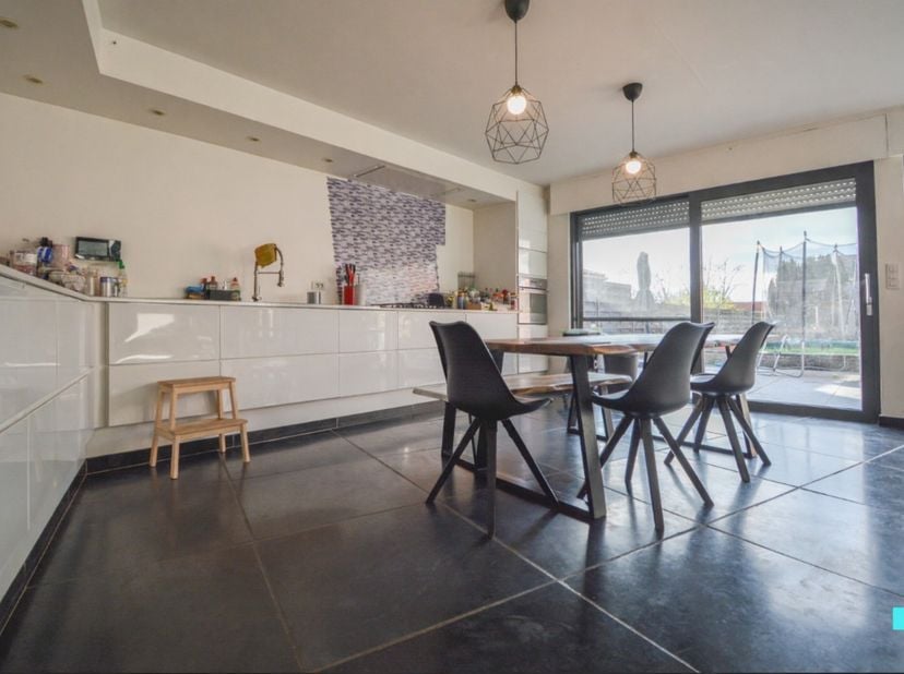 Deze uitzonderlijk ruime eengezinswoning&amp;nbsp;met een bewoonbare oppervlakte van maar liefst 288 m² (volgens EPC-attest) en vier slaapkamers is gelege