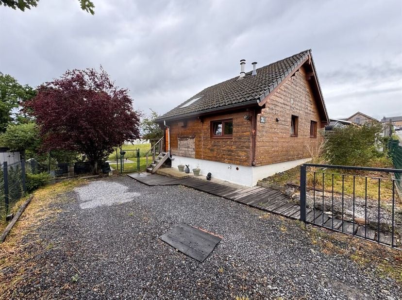 MCA Immobilier vous propose ce charmant chalet situé à Noiseux. <br />
Il se compose de deux chambres, dun séjour équipé dun poêle au mazout, dune cui