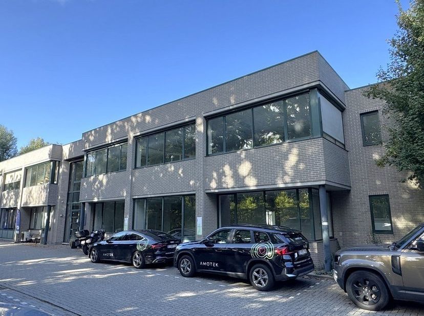 518m² volledig ingericht en instapklaar kantoor op het gelijkvloers (opsplitsbaar vanaf 259m²)<br />
Ligging: vlakbij N171 richting E19 (Antwerpen-Mec