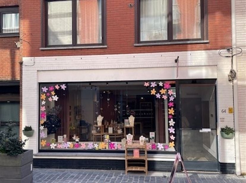 Op te frissen handelspand met appartement in de gezellige Blauwstraat te Boom. Op het gelijkvloers is enkel de kleine handelruimte. op de 1° verdiepin