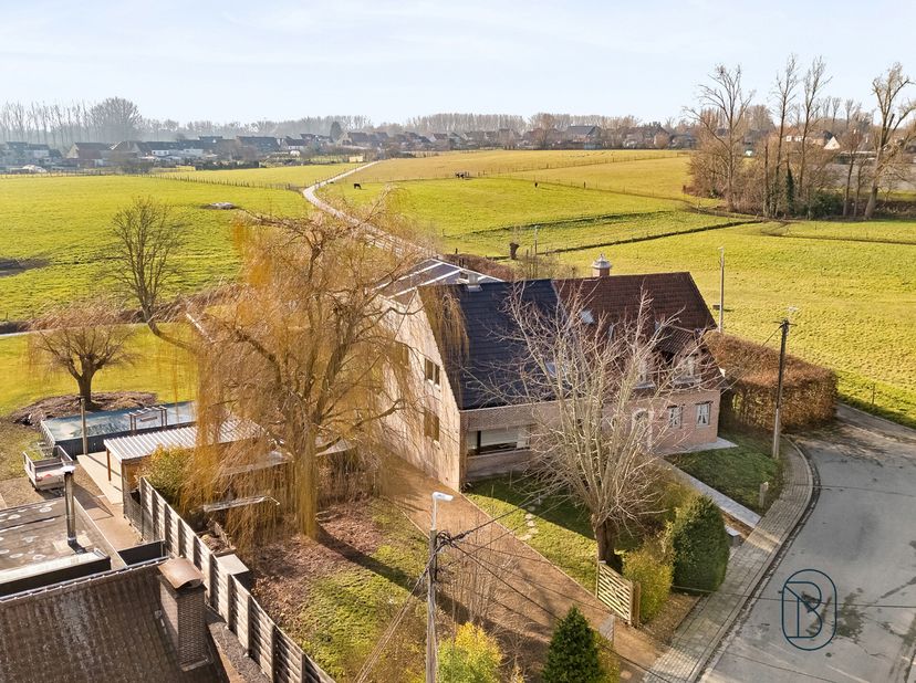 Deze ZEER RUSTIG gelegen woning H.O.B .bevindt zich in een DOODLOPENDE STRAAT en geniet van een prachtig open zicht op de achterliggende weiden (parkg