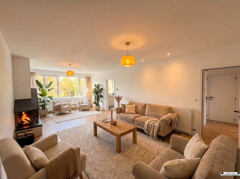 Dit verzorgd appartement op de tweede verdieping te Hoboken op de grens met Wilrijk..<br />
Via de inkomhal bereikt u de lichtrijke leefruimte met gro