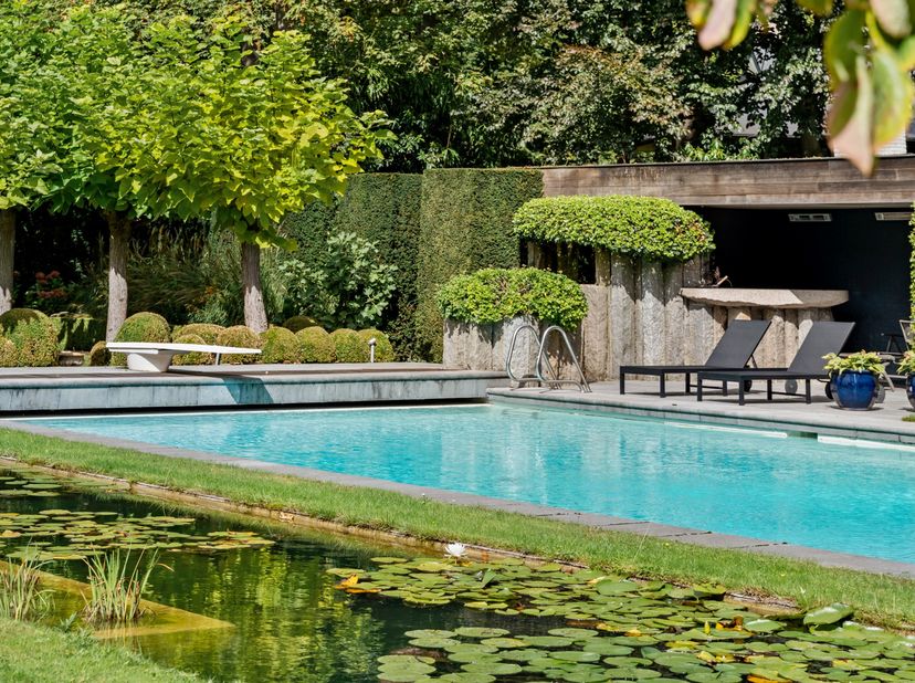 Gelegen aan de prestigieuze Bisschoppenhoflei in het groene en residentiële Brasschaat, bevindt zich deze uitzonderlijke villa die luxe, ruimte en rus