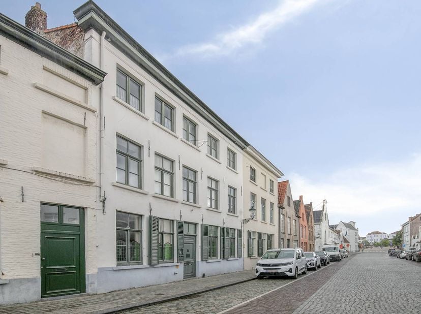 Dit karaktervolle herenhuis bevindt zich op een toplocatie in het centrum van Brugge en beschikt over een totale bruikbare oppervlakte van circa 383m²