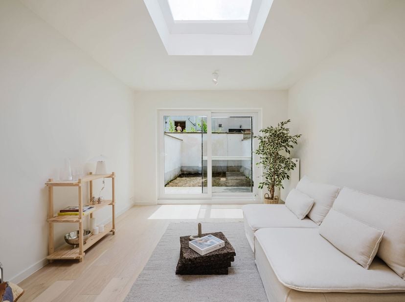 Ligging<br />
Deze volledig gerenoveerde woning is gelegen in de rustige Wielewaalstraat in Gent. U geniet hier van een aangename woonomgeving op kort