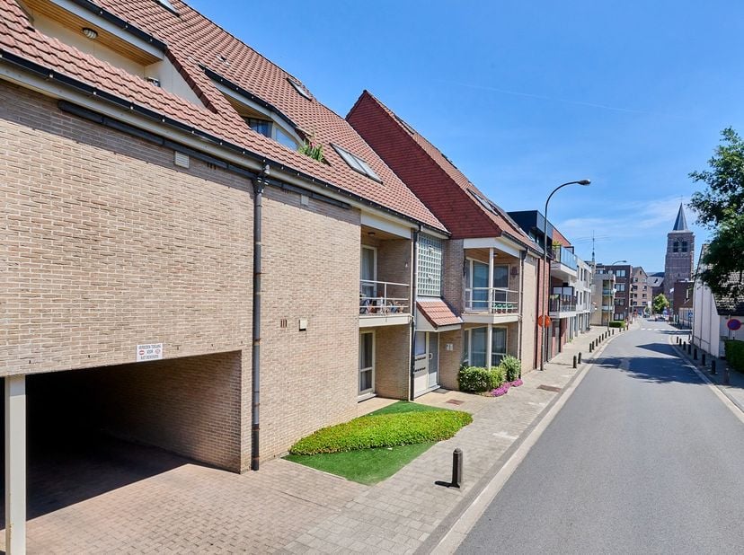 Midden in het centrum van Lommel vindt u dit verzorgde duplexappartement van 78 m² bewoonbare oppervlakte, verdeeld over twee verdiepingen.<br />
<br