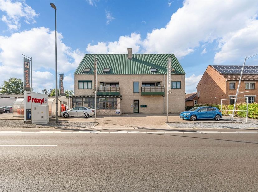 Deze twee dakappartementen worden samen verkocht.<br />
Er werd een vergunning afgeleverd voor het appartement linksboven en het appartement rechtsbo