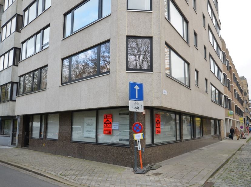 Oostende-Centrum, goed gelegen ruim handelsgelijkvoers (162m²) met veel lichtinval wegens hoekpand, bevindt zijn nabij Leopoldpark en op wandelafstand