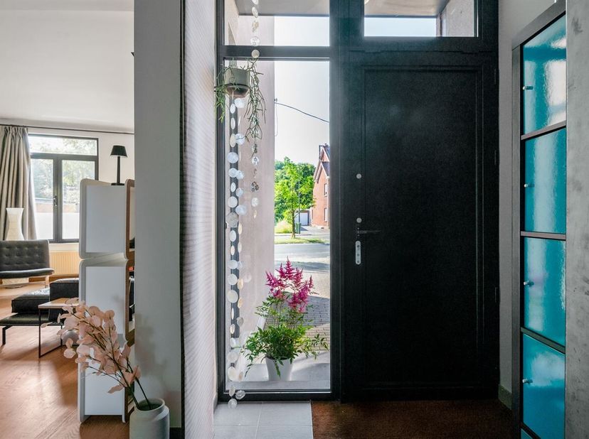 Belle maison semi-ouverte comprenant 4 chambres, un double garage/débarras et un jardin aménagé sur un vaste terrain (303 m²) offrant de nombreuses po