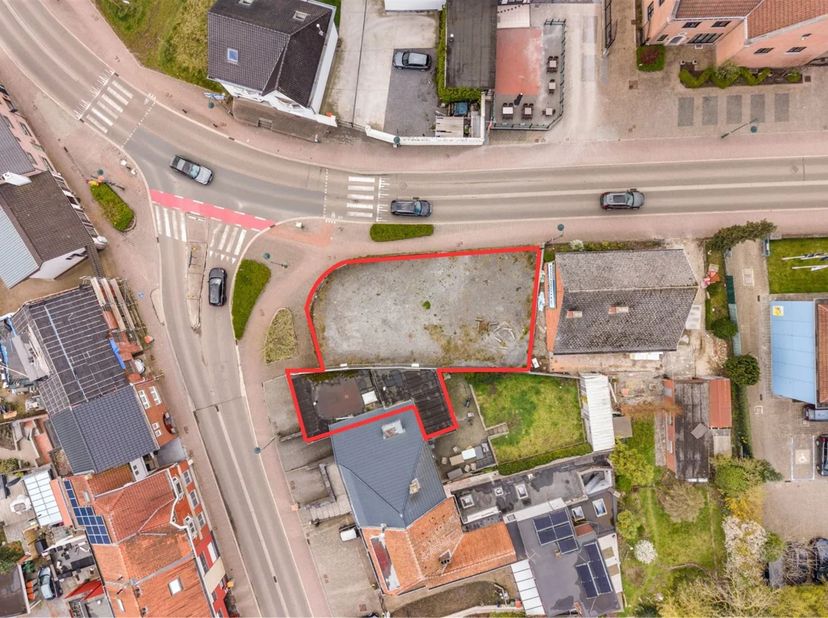 Projectgrond strategisch en centrumgericht gelegen op de hoek van de Kasteelstraat en Centrumstraat te Oudsbergen.<br />
<br />
Het betreft het pand