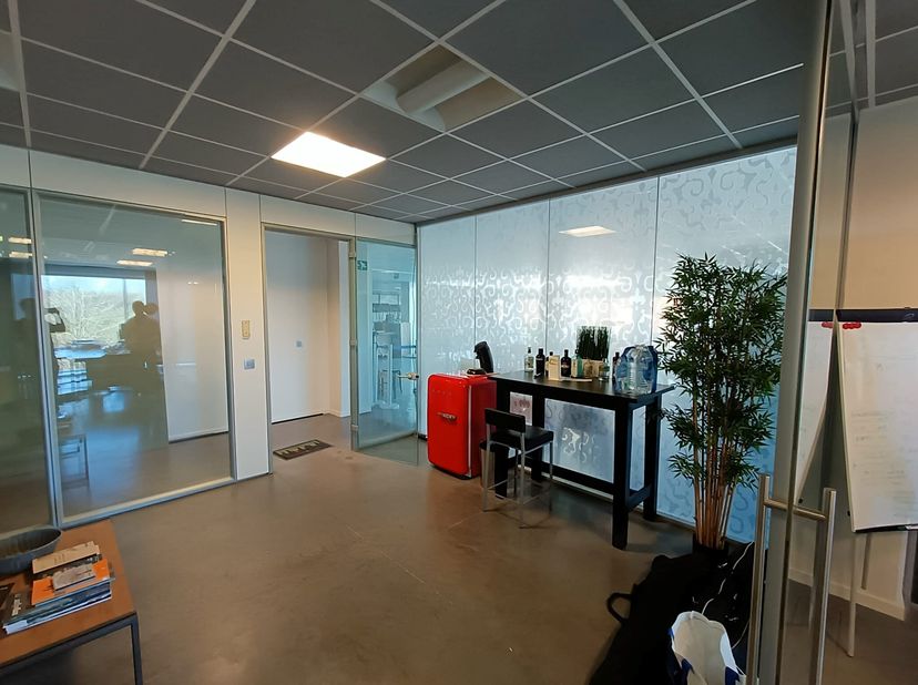 Commercieel gelegen kantoorgebouw in een gebouwencomplex opgetrokken in 2011 in het bedrijvenpark 'Grote Neet' te Geel.<br />
Prachtig gebouw met zeer