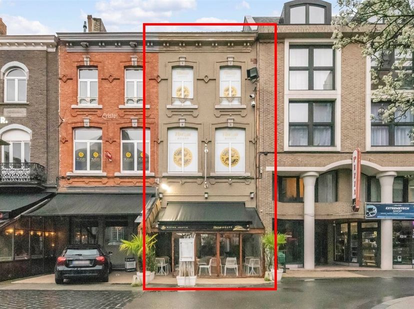 Au coeur de Hasselt, dans la Lombaardstraat - une charmante rue secondaire de la Demerstraat - vous trouverez cette propriété commerciale de caractère