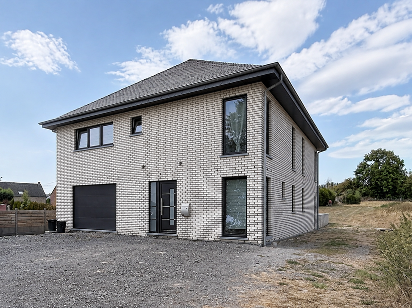 Imposante contemporaine villa, gebouwd in 2019, gelegen in het dorp Agimont op een perceel van 13 are.<br />
De ruime volumes, de aangename lichtinval