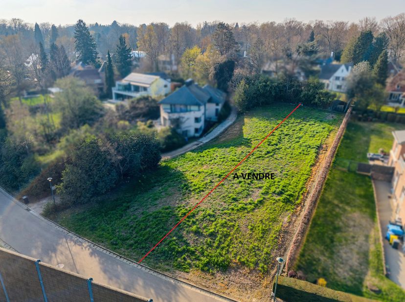 Kraainem: In een woonwijk genaamd "Domaine de Stockel", langs de ring, in een wijk van twee percelen, presenteert Victoire Junot u exclusief het recht