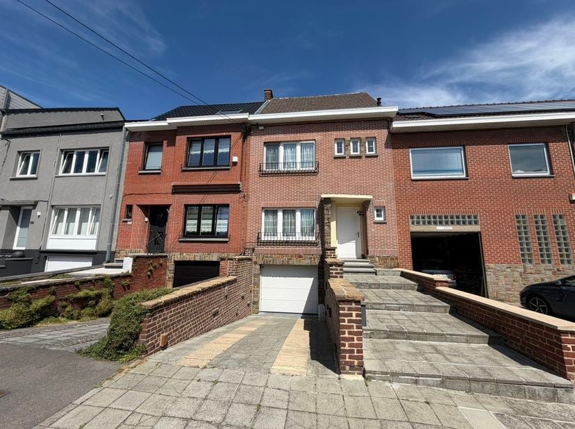 Belle maison 3 chambres avec jardin, garage et super potentiel à Montignies-sur-Sambre !<br />
Vous cherchez le parfait équilibre entre la tranquillit