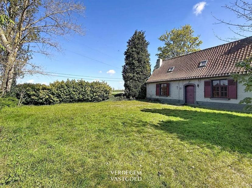 Situation<br />
Cette ferme est située dans la périphérie verdoyante d'Evergem-Sleidinge, mais vous êtes en plein dans le village, à la gare en direct