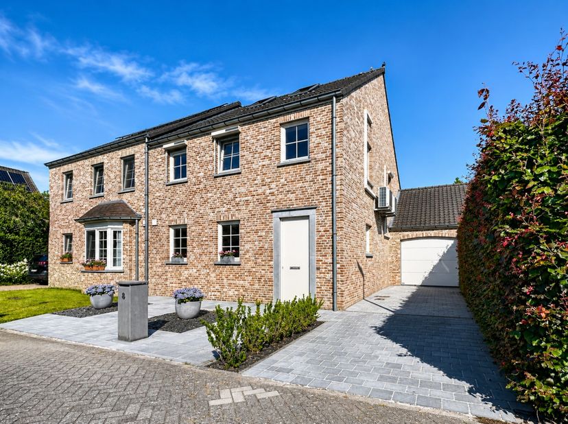 In een rustige en kindvriendelijke woonwijk in het gegeerde Korbeek-Lo bevindt zich deze uitstekend onderhouden halfopen bebouwing uit 2007. De woning