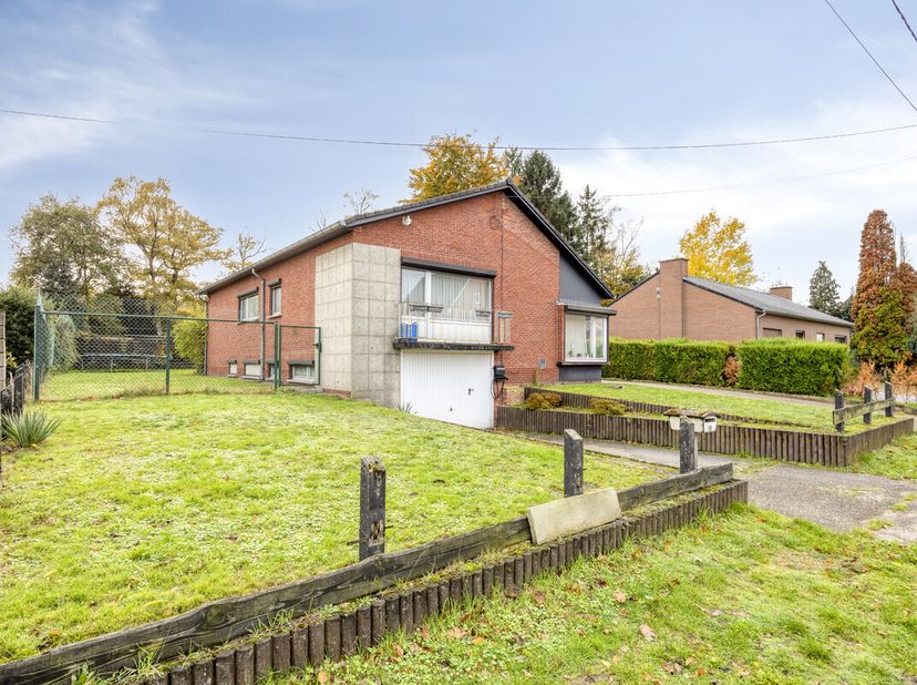 vendre: spacieuse maison 4 façades située Binnenvaartstraat à Houthalen-Helchteren, dans un cadre boisé et rural. Cette maison indépendante bénéficie
