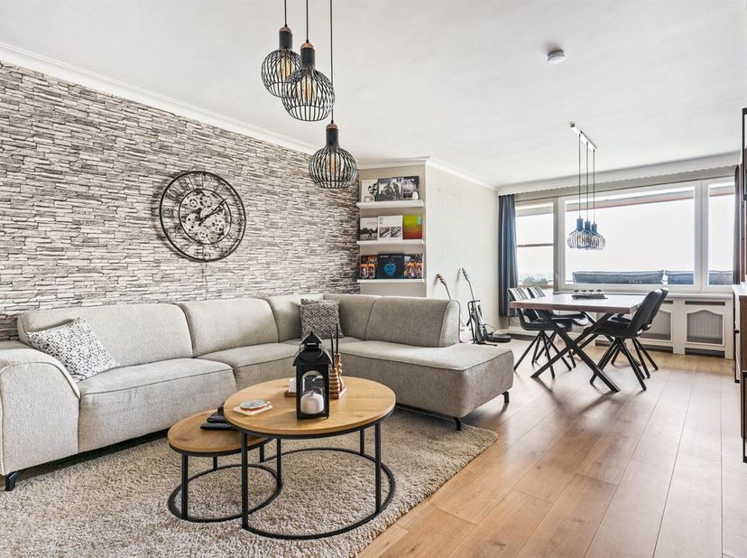 Instapklaar appartement met fantastisch panoramisch uitzicht over de stad. <br />
Dit volledig gerenoveerde 2-slaapkamerappartement, gelegen in Reside