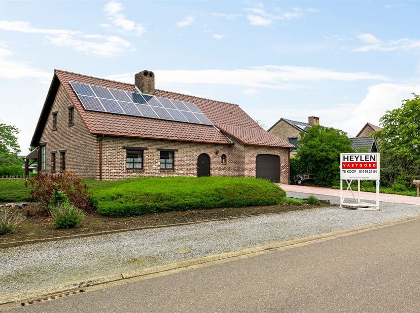 Ruime woning met 3 slaapkamers, kelder en gezellige tuin in Tessenderlo<br />
Locatie: De woning is gelegen aan Laar 50 in Tessenderlo, op een vlot be