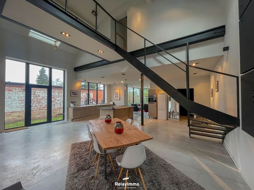 Rare loft entièrement rénové d'une surface plancher chauffé de 206 m2 avec trois chambres, deux salle de bains et érigé sur un terrain de 687 m2. <br