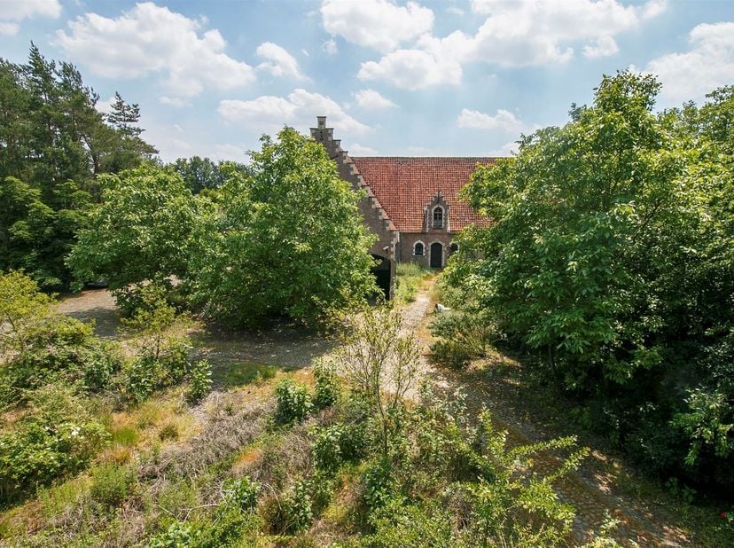 Te renoveren landhuis met bijgebouwen op circa 2,9ha.<br />
<br />
Ligging: Rustig gelegen in een bosrijke omgeving aan de noordelijke rand van Poed