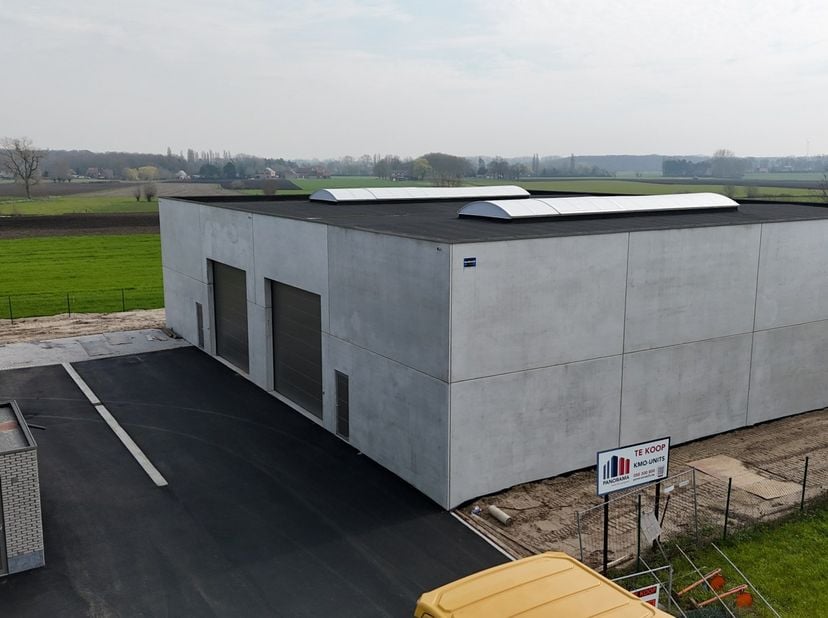 Nieuwe geïsoleerde KMO-unit te Aartrijke met een oppervlakte van 256 m² en 1 private parkeerplaats. <br />
<br />
Deze loods met brandklasse C heeft e