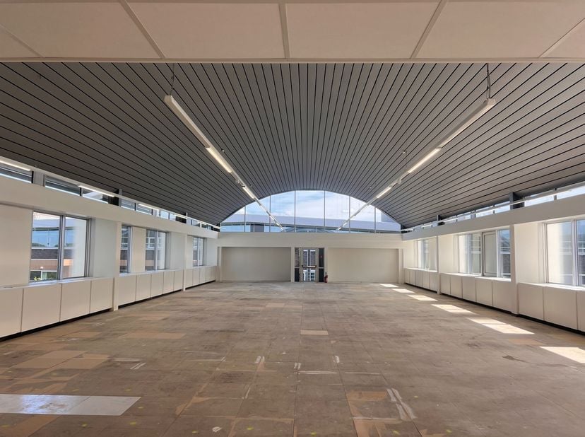 Elk kantoorgebouw bestaat uit een kelder voor archief, een gelijkvloers met gemeenschappelijk inkomhal en 4 bouwlagen.&amp;nbsp;<br />
Er zijn mogelijkhed