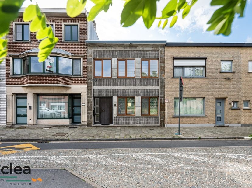 Stadswoning in het centrum van Eeklo, die doorheen de jaren volledig gerenoveerd is en voorzien van de nodige comfort.&amp;nbsp;<br />
Ideale, instapklare