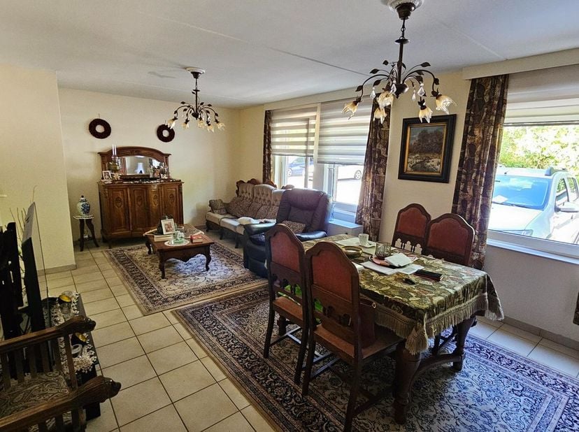 Appartement met 2 slaapkamers op het gelijkvloers.<br />
Appartement met 2 slaapkamers, centraal gelegen nabij het centrum van Genk. &amp;nbsp;<br />
<br