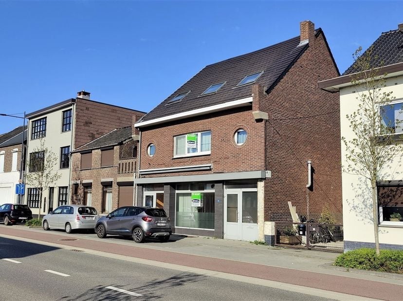 Dit handelspand met woonst ligt op een top locatie in Smeermaas, vlakbij de Nederlandse grens.<br />
<br />
Op het gelijkvloers bevindt zich het han
