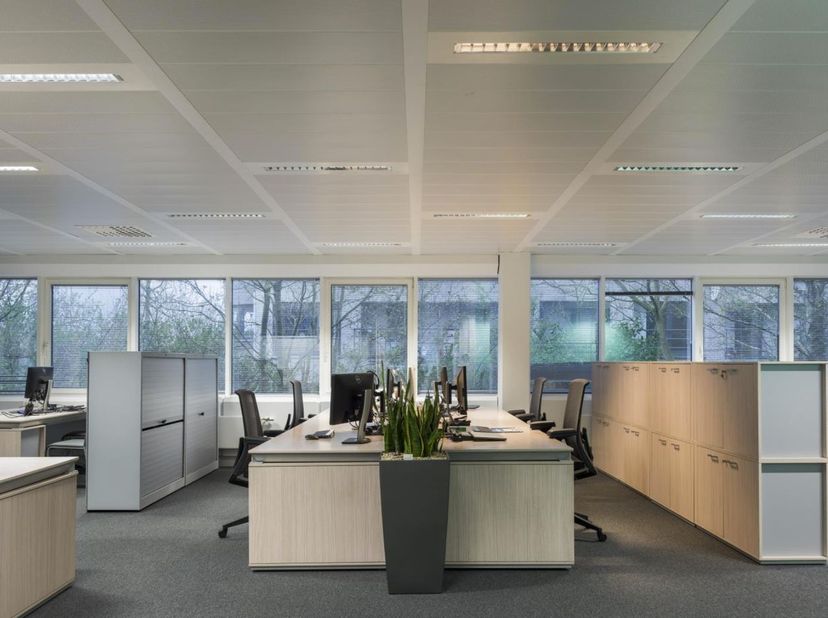 Uitstekend gelegen moderne kantoorruimte van 1.050m² te huur langs de R0 met vlotte bereikbaarheid via het openbaar vervoer.<br />
<br />
De instapkla
