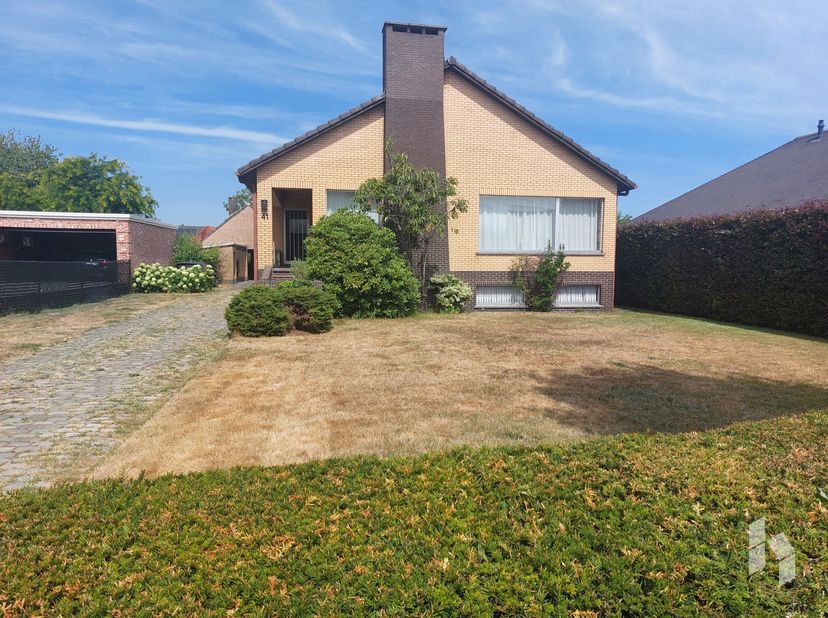 Ruime woning met 5 slaapkamers, een tuin en garage nabij het centrum van Lommel! <br />
BIJZONDERHEDEN:<br />
- Beschikbaar vanaf 15/09/2026<br />
- o