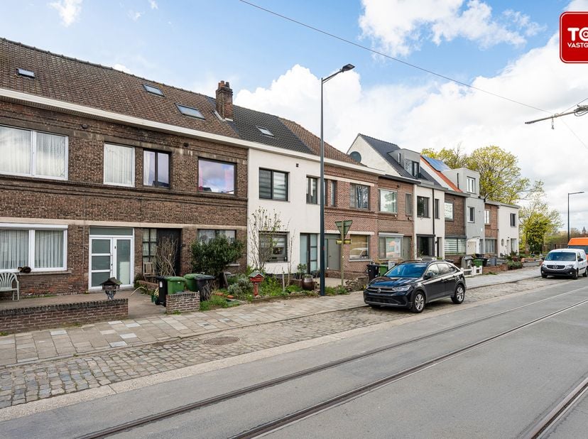 Deze gezellige rijwoning met 3 slaapkamers werd gerenoveerd in 2020 en heeft een EPC label B<br />
Qua ligging zit je werkelijk overal dichtbij. Met d