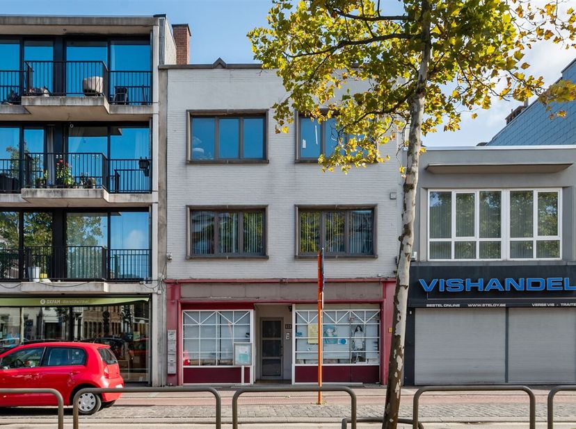 Recent gerenoveerd appartement (75m²) met twee slaapkamers, biedt tal van mogelijkheden voor starters of als investering, op toplocatie te Mortsel! <b